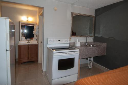 克利尔沃特Express Inn & Suites - 5 Miles from St Petersburg Clearwater Airport的厨房配有白色炉灶和水槽
