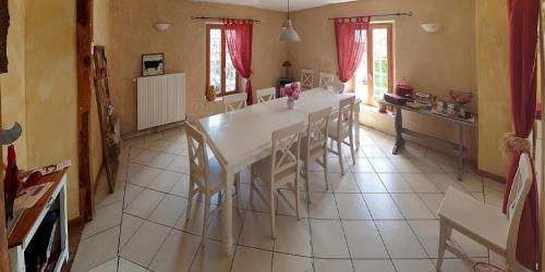 FrampasLe Gros Chêne, Lac du Der的一间配备有白色桌椅的用餐室