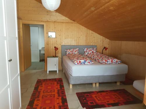 布里恩茨Chalet mit Alpenambiente Axalp的一间卧室配有带枕头的床