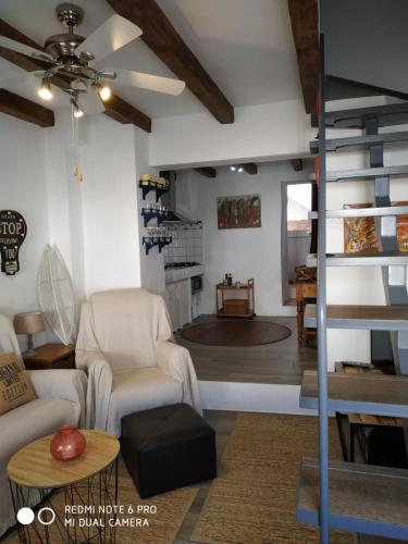 阿达莱斯CASA DON DIEGO的客厅配有高架床和沙发