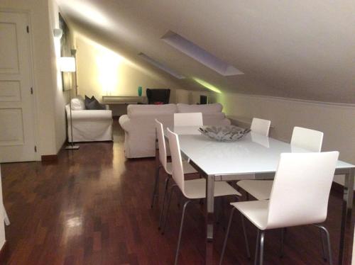阿尔巴Apartment La Mansarda的客厅配有白色的桌子和白色的椅子