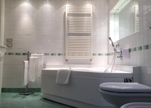 阿尔巴Apartment La Mansarda的带浴缸、卫生间和盥洗盆的浴室