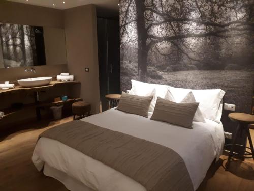 阿尔贝罗贝洛席尔瓦酒店的一间带大床的卧室和一间浴室