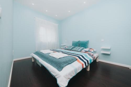 塞舒Silver Coast House until 7 Guests的一间卧室配有带条纹毯子的床