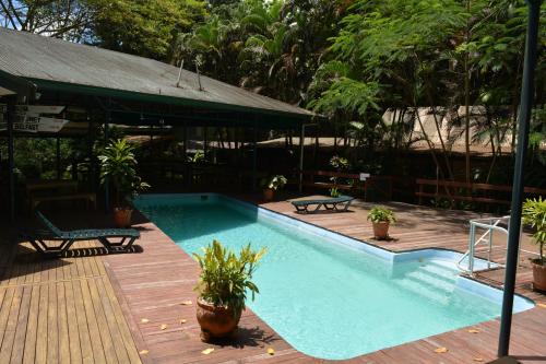 苏瓦Rainforest Eco Lodge的一个带两把椅子和一张桌子的游泳池