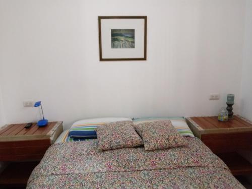 索里托斯Los Pinos de Zorritos Condominio的一间卧室配有床和两张木桌