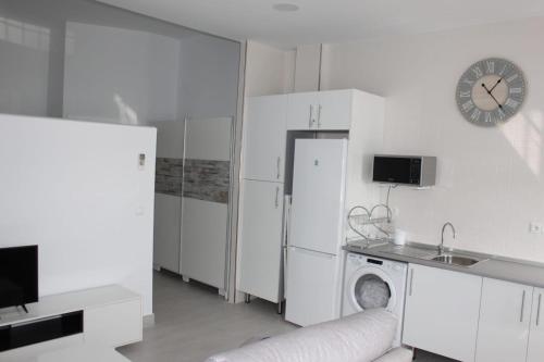 马拉加Apartamentos Margo 2的白色的厨房配有冰箱和洗碗机。