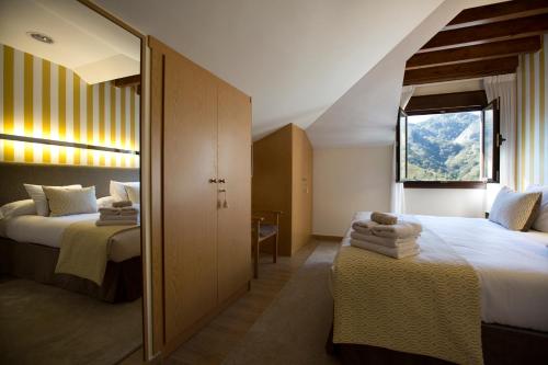Llerices拉卡索那德莱瑞赛酒店的酒店客房设有两张床和窗户。