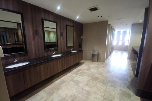 哥打京那巴鲁b.suites 21号公寓的浴室设有2个水槽和2面镜子