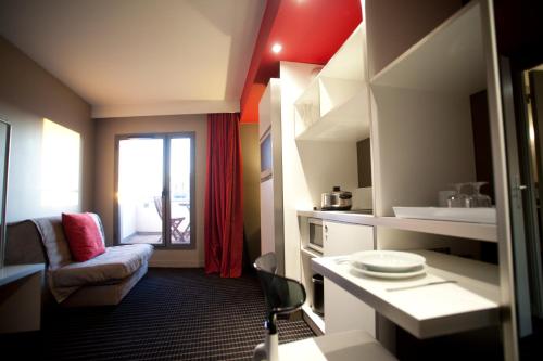 奥特里亚商务与休闲公寓式酒店的休息区