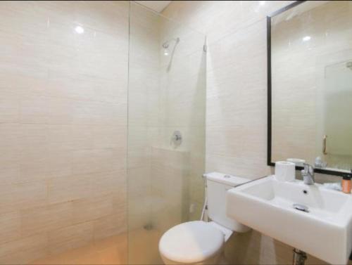 Sedati斯纳尔2号酒店的浴室配有卫生间、盥洗盆和淋浴。
