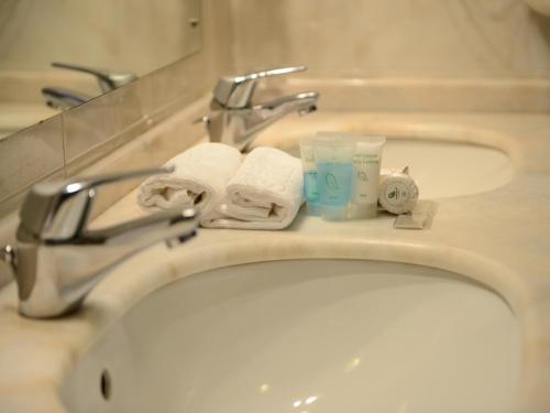 圣地亚哥－德孔波斯特拉圣地亚哥阿波斯托尔酒店的浴室水槽上放有两卷卫生纸