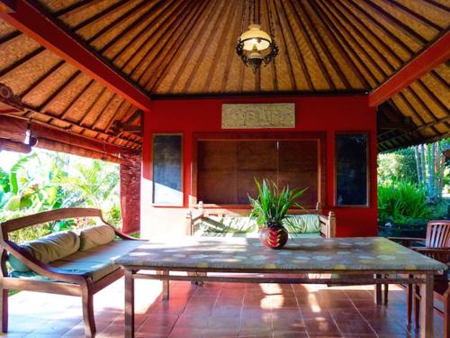 塞莱马德加巴厘岛芒廷山林小屋的客厅配有桌子和沙发