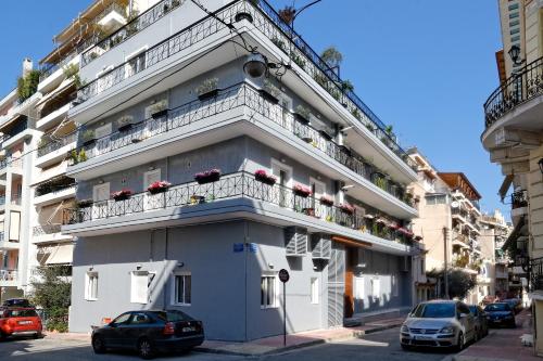 雅典Hercules Residence的城市街道上带阳台的白色建筑