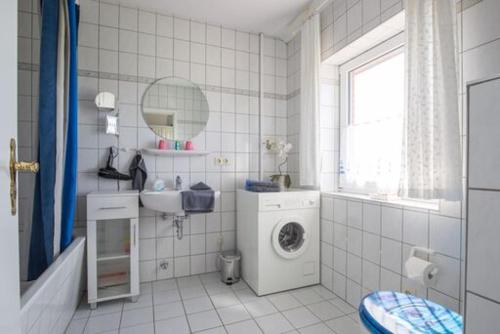 佩尔沃姆Apartment Radmokerhuus的一间带洗衣机和水槽的浴室