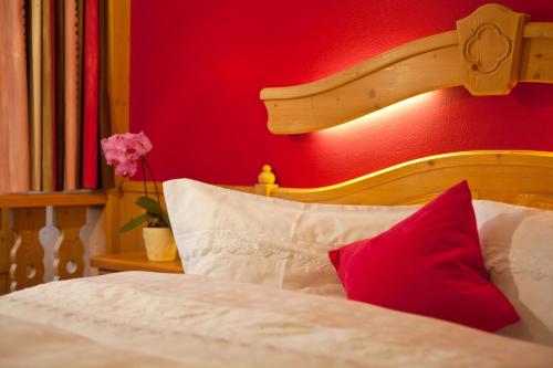萨尔巴赫Familienhotel Lengauer Hof的一间卧室配有一张红色墙壁的床