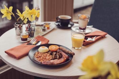 安布尔塞德Ambleside Townhouse的一张桌子上放着一盘早餐食品