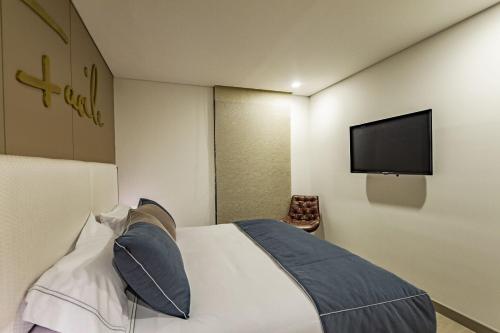 波哥大Apartametos FACILE的配有一张床和一台平面电视的酒店客房