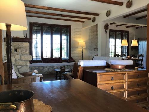 克里皮吉Wild Oaks Cottage的一间带桌子的厨房和一间客厅