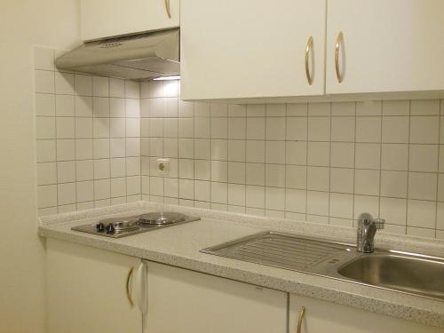 汉堡汉堡新生活酒店的厨房柜台设有水槽和镜子