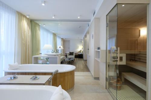 蒂蒂湖-新城巴朗蒂蒂湖酒店的带浴缸和盥洗盆的大浴室