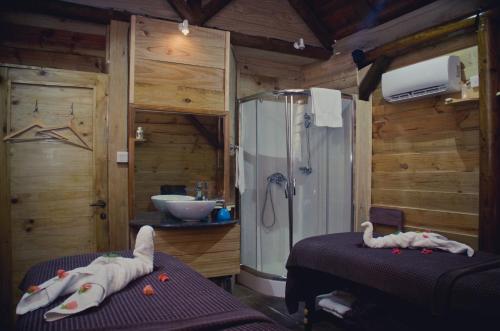 潘托皮芒日落礁石Spa度假村 的一间带两张床和淋浴的浴室