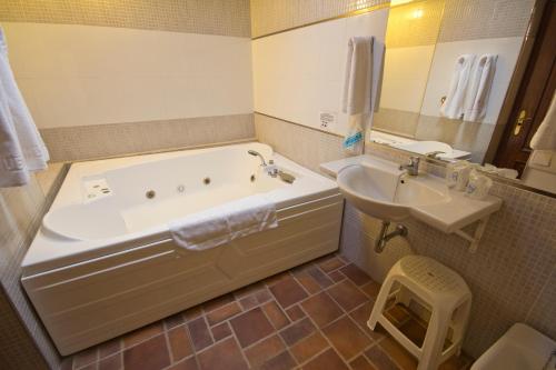阿尔卡拉德瓜代拉安达卢西亚新旅馆的带浴缸和盥洗盆的浴室