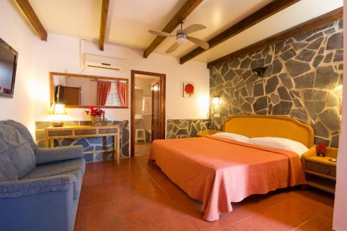阿尔卡拉德瓜代拉安达卢西亚新旅馆的酒店客房,配有床和沙发