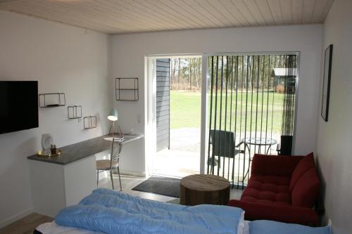 锡尔克堡Silkeborg Sø Camping Apartments的带沙发和滑动玻璃门的客厅