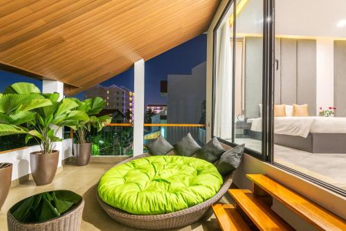 会安Khong Cam Garden Villas的带阳台的绿色奥斯曼客房
