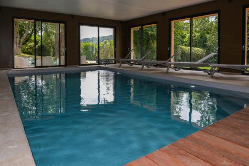 翁弗勒尔La Fraîchette-Hôtel & Spa的一座蓝色的游泳池