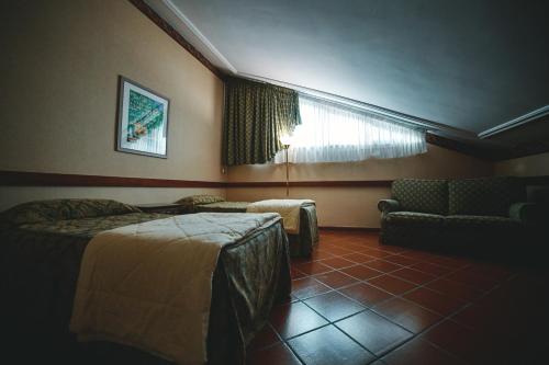 瑟立诺酒店客房内的一张或多张床位