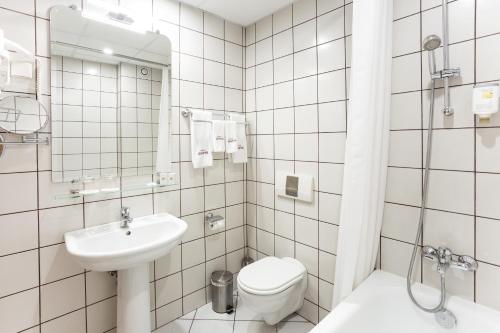 索非亚吉尼瓦酒店的白色的浴室设有卫生间和水槽。