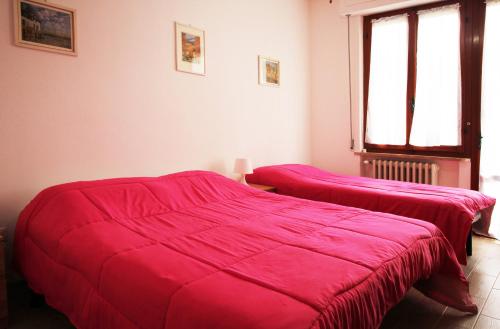 福洛尼卡Al mare da Enzo e Silvia的一间带两张红色毯子的卧室
