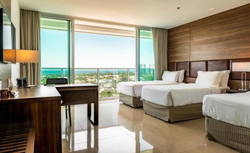 里约热内卢美洲巴拉酒店 的酒店客房配有两张床和一张书桌