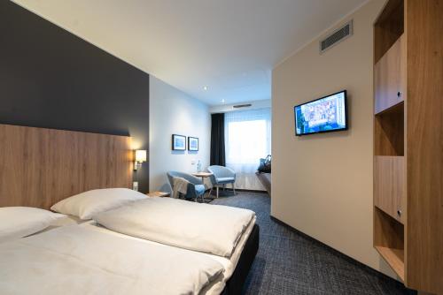 汉堡汉堡市埃贡酒店的酒店客房设有两张床和一台平面电视。