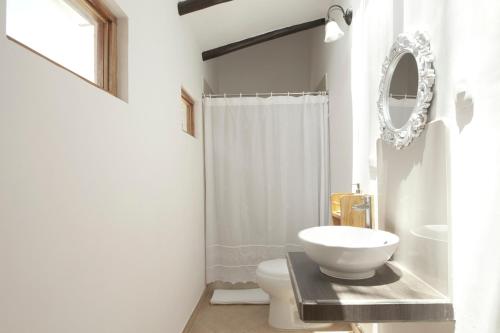 CarazCasa Pukayaku Lodge的浴室设有白色的卫生间和镜子