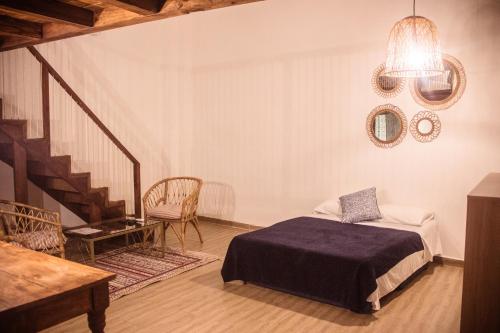 卡塔赫纳Soy Local Centro Histórico的一间卧室配有一张床和一个楼梯间