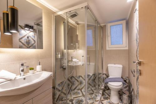 比雷埃夫斯Ports Crossroad A的带淋浴、卫生间和盥洗盆的浴室