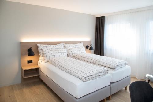 维德瑙Forum - das Business & Lifestylehotel的卧室内的一张白色床,设有窗户