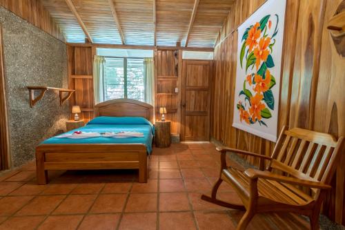 乌维塔拉库西加旅社的一间卧室,卧室内配有一张床和一把椅子