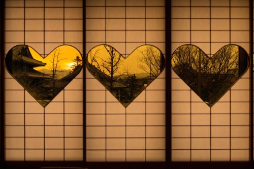 京都山田屋旅馆的一组心在窗口上,欣赏日落