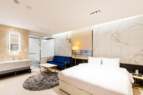 釜山Air Sky Hotel的酒店客房设有一张床、一个浴缸和一间浴室。