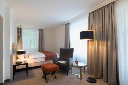 利斯塔尔巴德舒恩伯格酒店的配有一张床和一把椅子的酒店客房