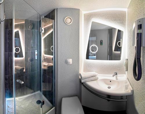 奥斯特瓦尔德宜必思斯塔伯格南维奇酒店的一间带水槽和淋浴的浴室