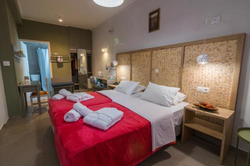 米蒂利尼阿卡利迪酒店的一间卧室配有一张大床和毛巾