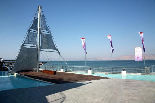 提比里亚史莱特希姆精品酒店的一艘小帆船,坐在码头顶部