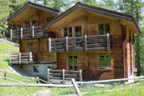 萨斯费3-Schlafzimmer Chalet Eichhorn****, Saas Fee 1800m的小木屋的一侧设有阳台