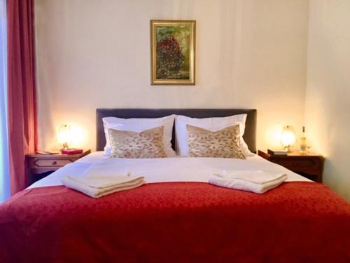 希欧福克肯塔酒店的卧室配有红色和白色的床及两盏灯