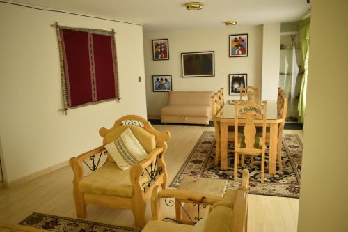 拉巴斯阿尔穆德纳公寓酒店的客厅配有桌椅
